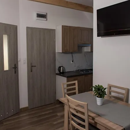 Comfortable, Convenient Apartment, Pool Included *