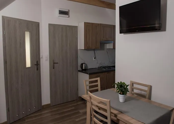 Comfortable, Convenient Apartment, Pool Included *