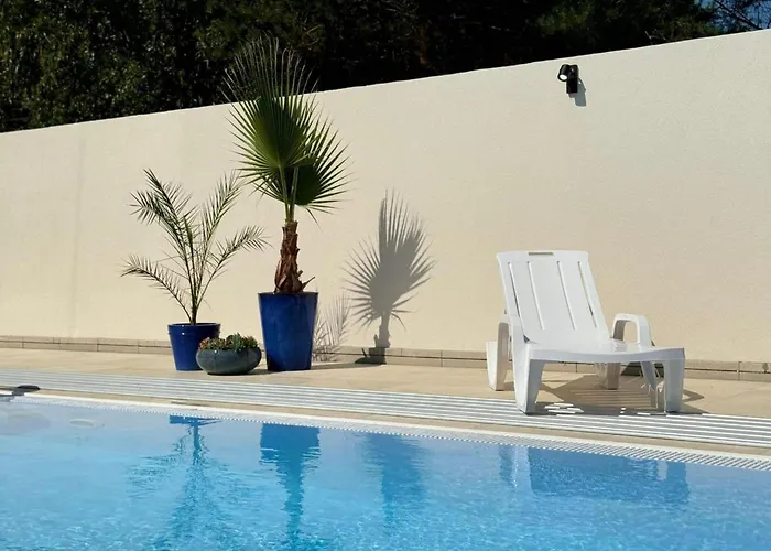 Comfortable, Convenient Apartment, Pool Included *