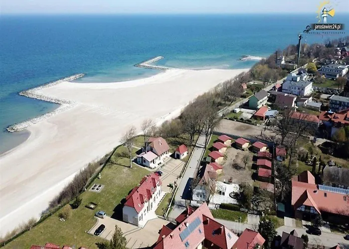 Comfortable, Convenient Apartment, Pool Included *